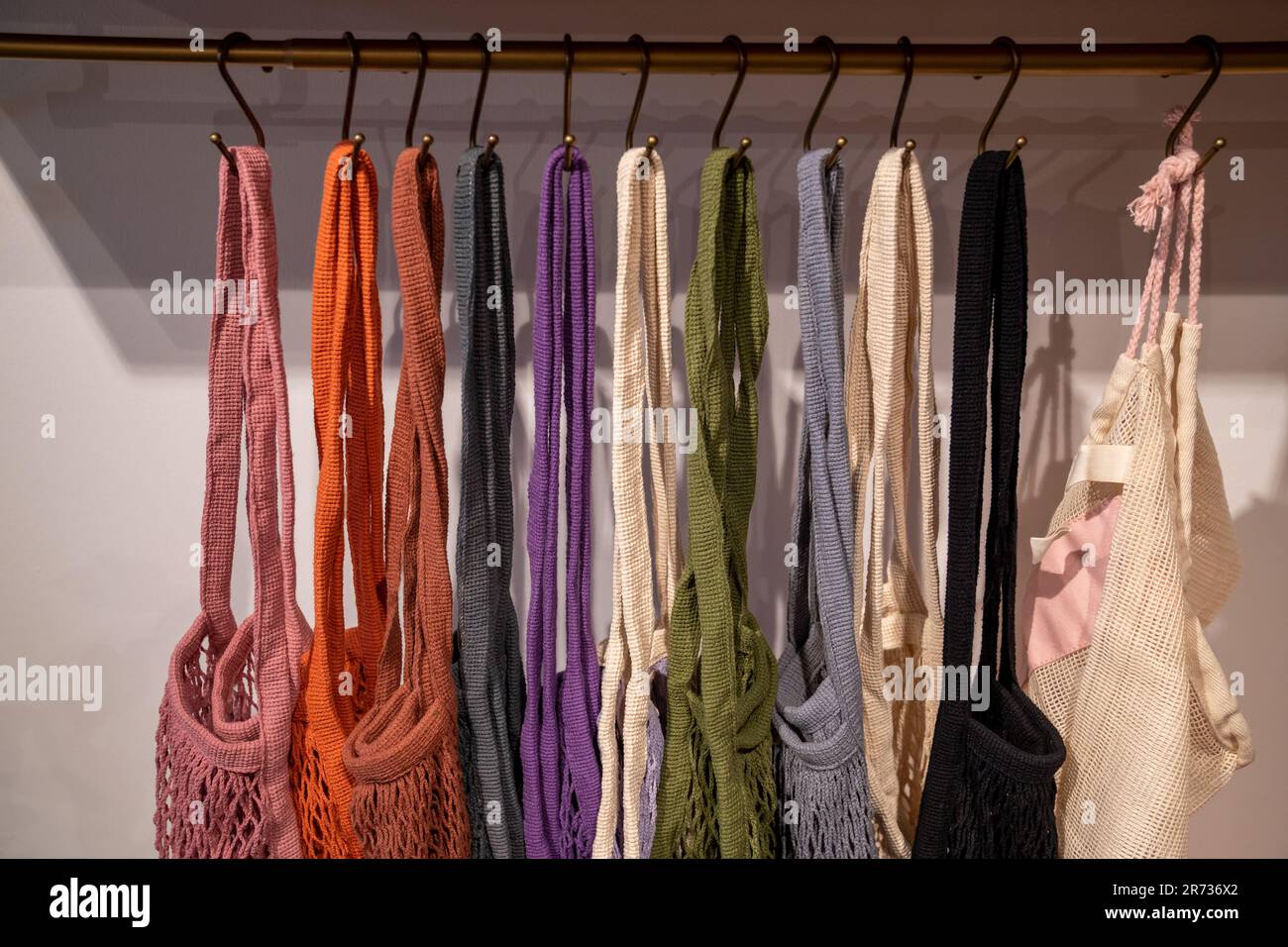 Wiederverwendbarer Fadenbeutel. Umweltfreundliche Einkaufstaschen, die im Geschäft zum Verkauf aufgehängt werden. Ohne Baumwollgewebe und Kunststoff. Stockfoto