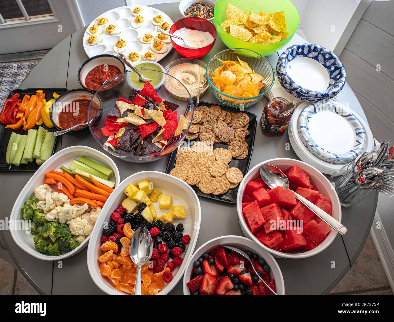 Gesundes Speisenbuffet mit Gemüse, Obst, Snacks, Picknick, Wassermelone, Mit teuflischen Eiern. Stockfoto