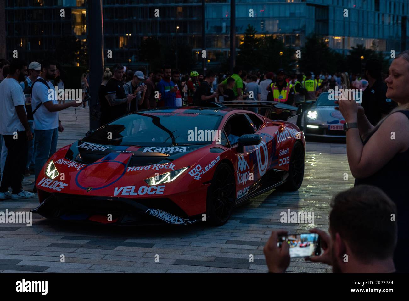 Gumball 3000 Supercar-Rallye mit Besuch des wiederentwickelten Battersea Power Station, London. Ein teures Auto ist für Autofans ausgestellt. Lamborghini Huracan Stockfoto