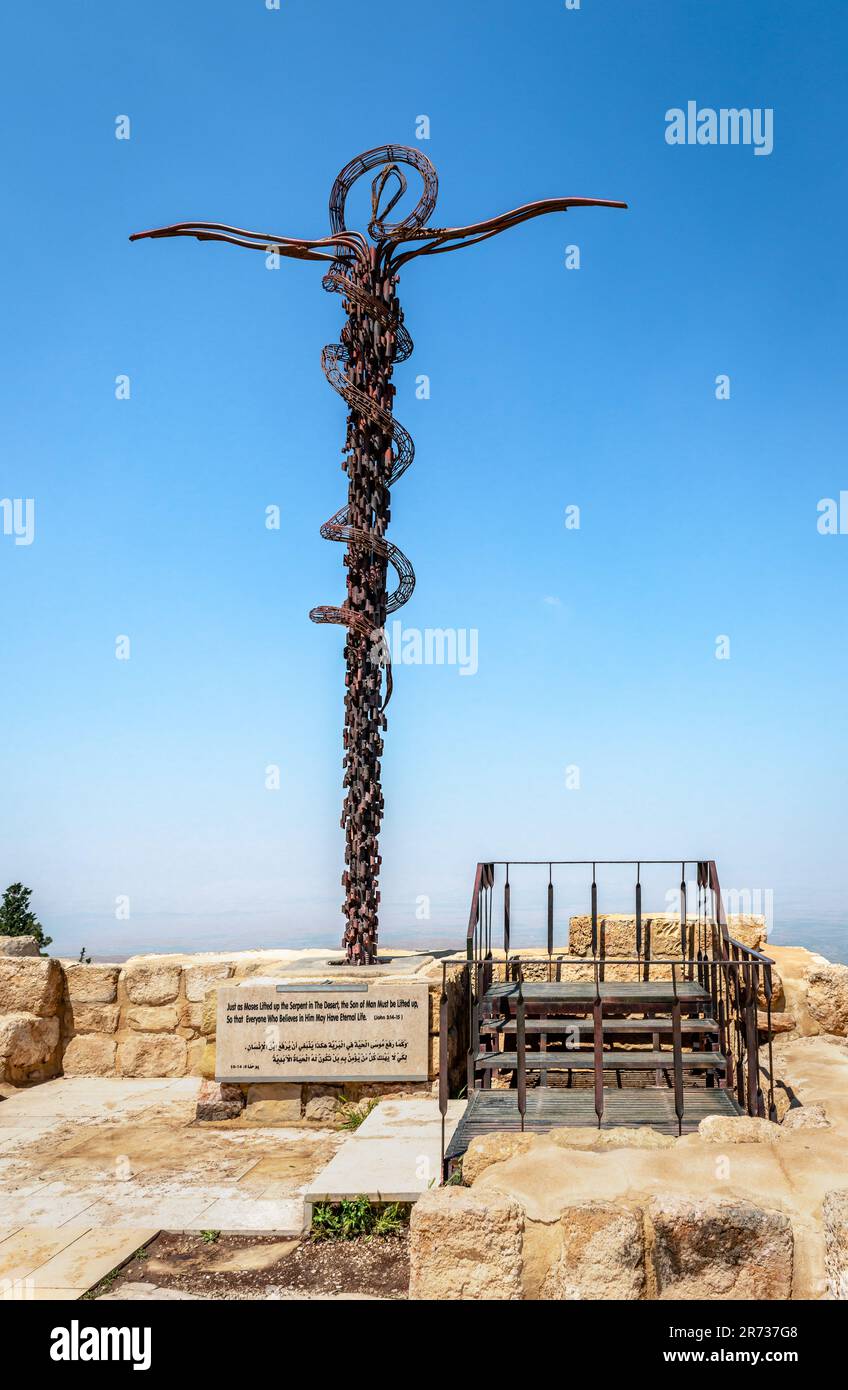 Das Schlangenkreuz, symbolisch für die Bronzeschlange, die Moses in die Wüste gebracht hat, und das Kreuz, auf dem Jesus gekreuzigt wurde. Mt Nebo, Jordanien. Stockfoto