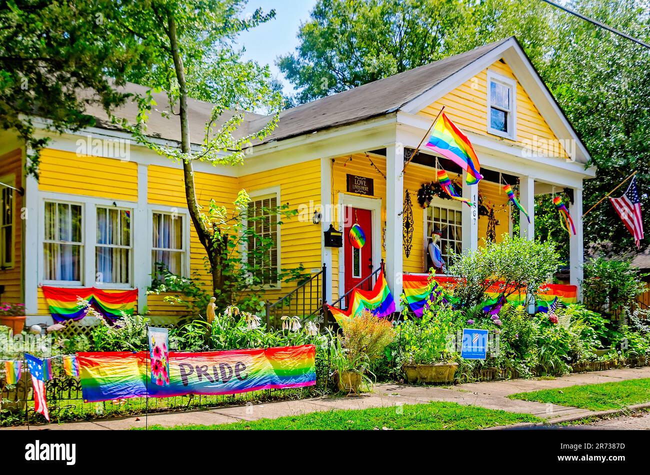 Ein gelbes Haus wurde für den Pride Month, den 11. Juni 2023, in Mobile, Alabama, dekoriert. Das 1941. Haus liegt im Leinkauf historischen Viertel. Stockfoto