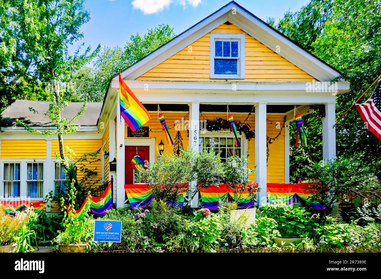 Ein gelbes Haus wurde für den Pride Month, den 11. Juni 2023, in Mobile, Alabama, dekoriert. Das 1941. Haus liegt im Leinkauf historischen Viertel. Stockfoto