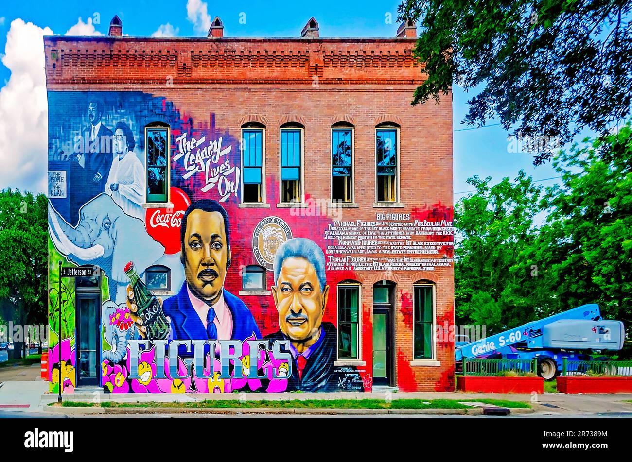 „Big Figures“, ein Wandgemälde zu Ehren von Sen. Michael Figuren, Norman Figuren und Thomas Figuren, ist an der Seite eines Gebäudes in Mobile, Alabama, gemalt. Stockfoto