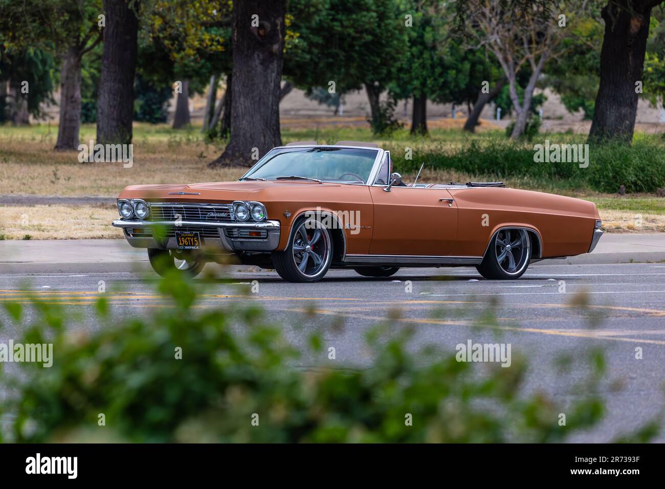 Ein 1965 Chevy Impala Cabrio beim North Modesto Kiwanis American Graffiti Car Show & Festival Stockfoto