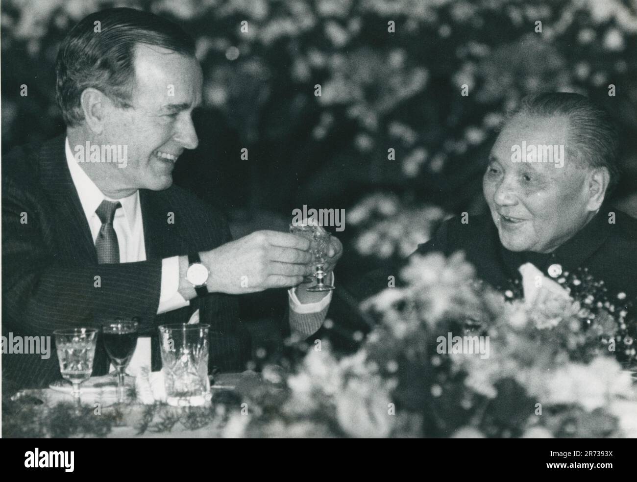 USA Präsident George H Bush spricht mit dem chinesischen Spitzenführer Deng Xiaoping auf einem Bankett an, das am 26. Februar 1989 in der Großen Halle des Volkes in Peking, China, stattfindet. Stockfoto
