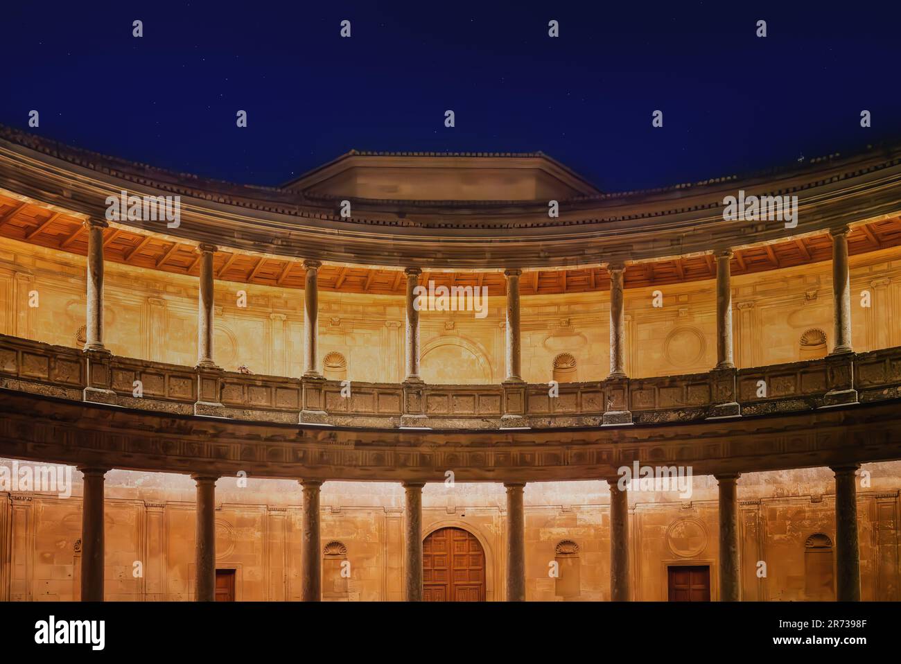 Palast von Karl V. in der Alhambra bei Nacht - Granada, Andalusien, Spanien Stockfoto