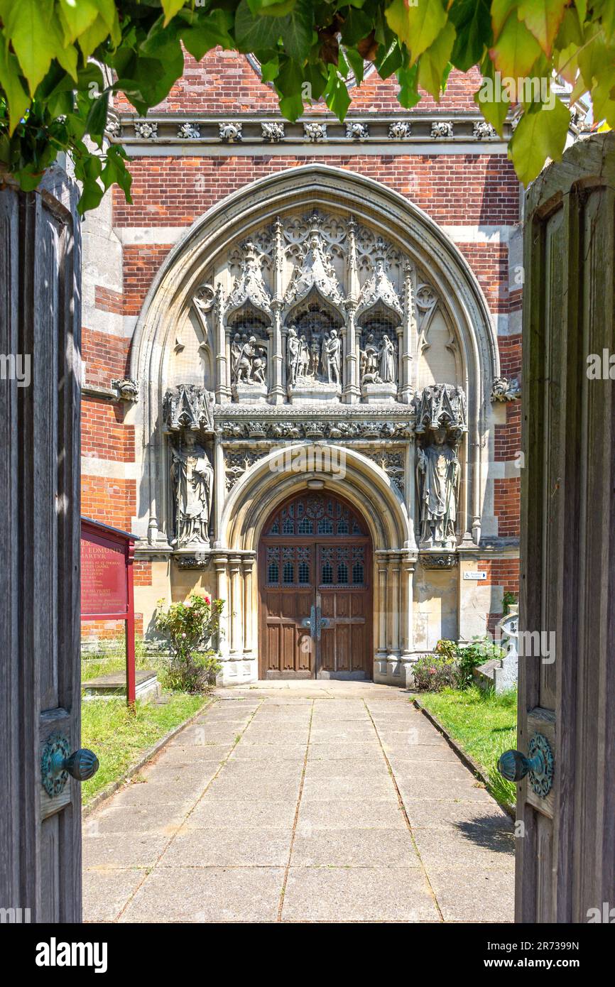 Kunstvoll verzierte Eingangstür zur katholischen Kirche St. Edmund, St. Mary's Street, Bungay, Suffolk, England, Vereinigtes Königreich Stockfoto