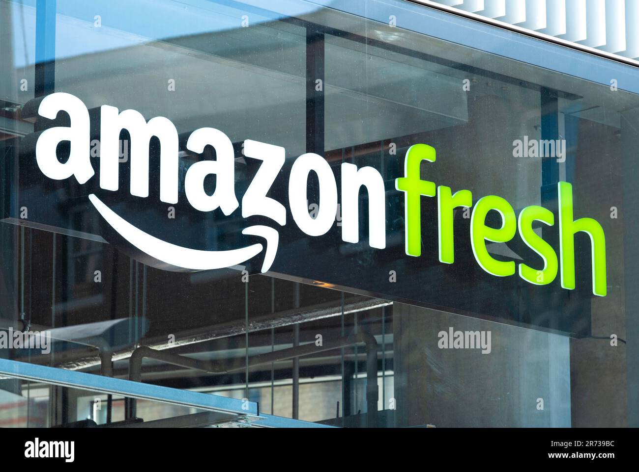 Victoria, London, Großbritannien. 29. April 2022 Niedriger Blickwinkel des Amazon Fresh Markenlogos auf der Außenfassade des Gebäudes in der Nähe von Victoria, London, Großbritannien. Stockfoto