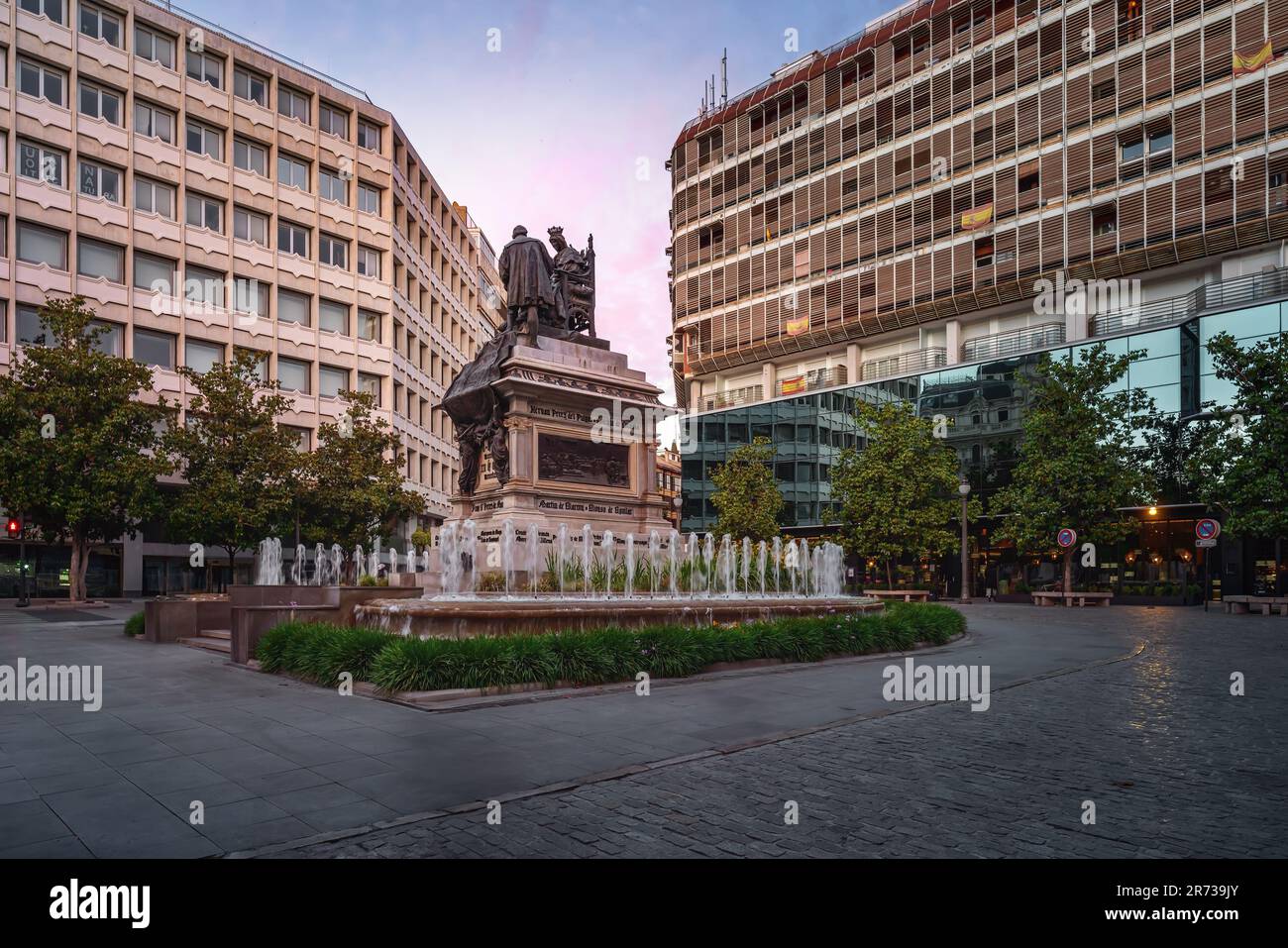 Plaza Isabel la Catolica mit Isabel, dem katholischen und Christoph-Kolumbus-Brunnen bei Sonnenuntergang - Granada, Andalusien, Spanien Stockfoto