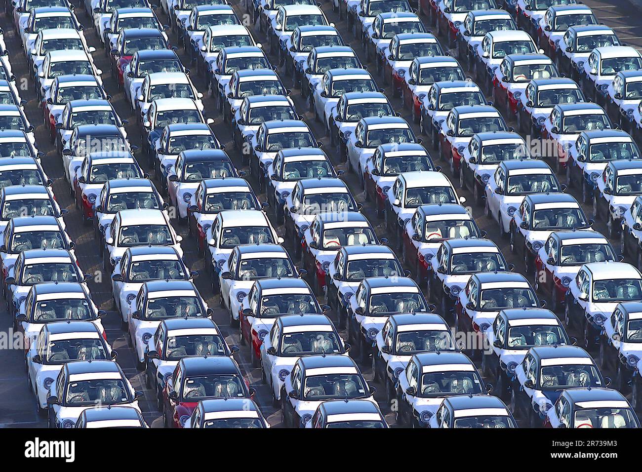 Über 250 neu importierte Elektroautos von Aro Funky Cat von Great Wall Motors in China, die in Southampton Docks gelagert werden, bis zur Auslieferung in Großbritannien, April 2023. Stockfoto