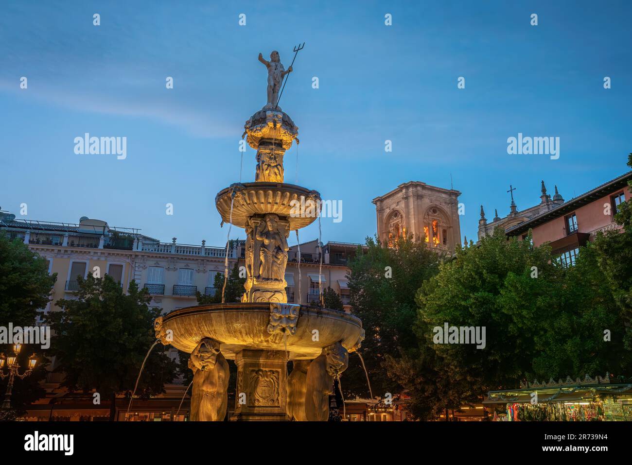 Gigantones Fountain am Plaza de Bib-Rambla bei Nacht mit Cathedral Tower - Granada, Andalusien, Spanien Stockfoto