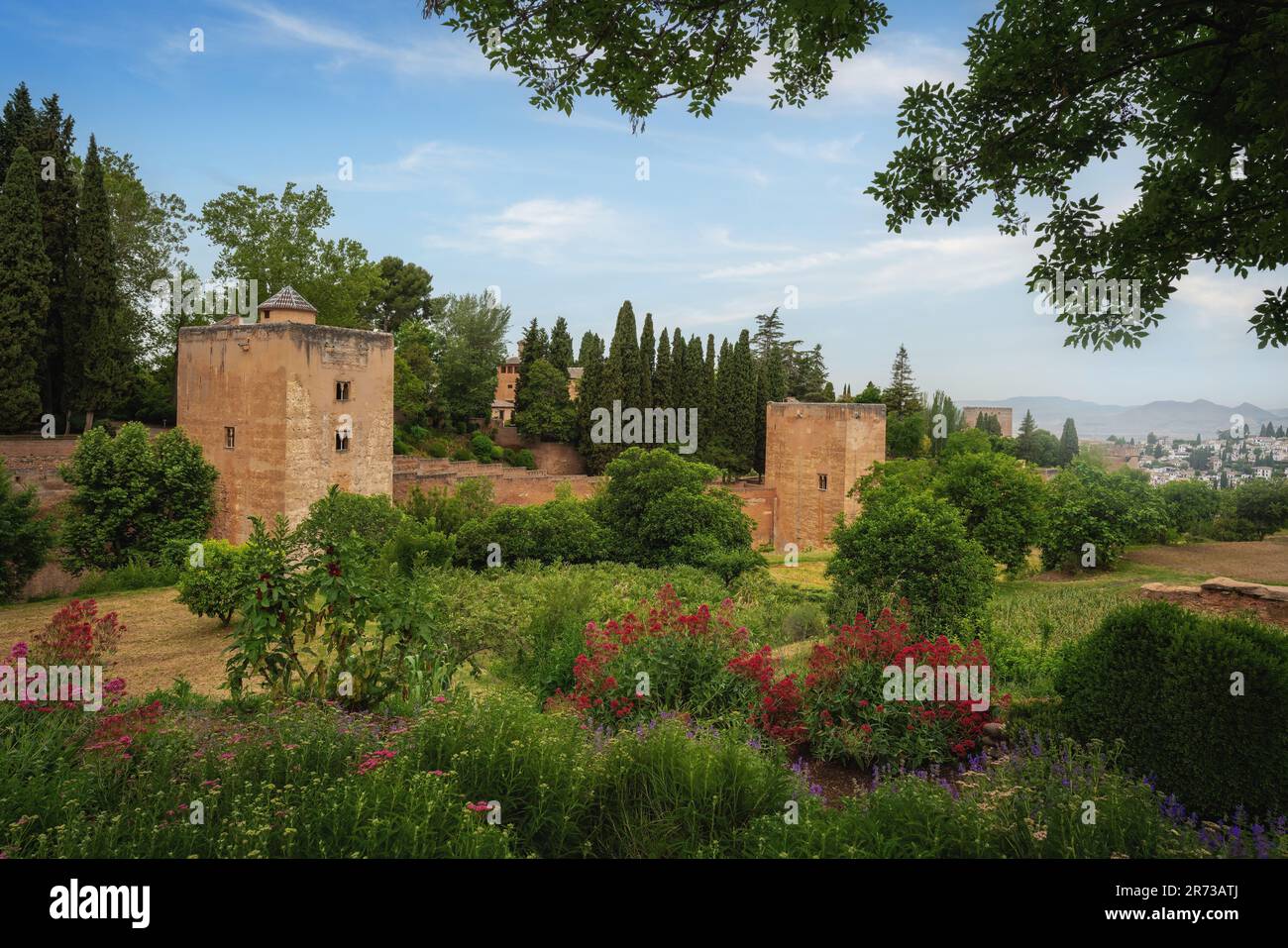 Turm der Prinzessinnen (Torre de las Infantas) und Turm der Gefangenen (Torre de la Cautiva) in Alhambra - Granada, Andalusien, Spanien Stockfoto