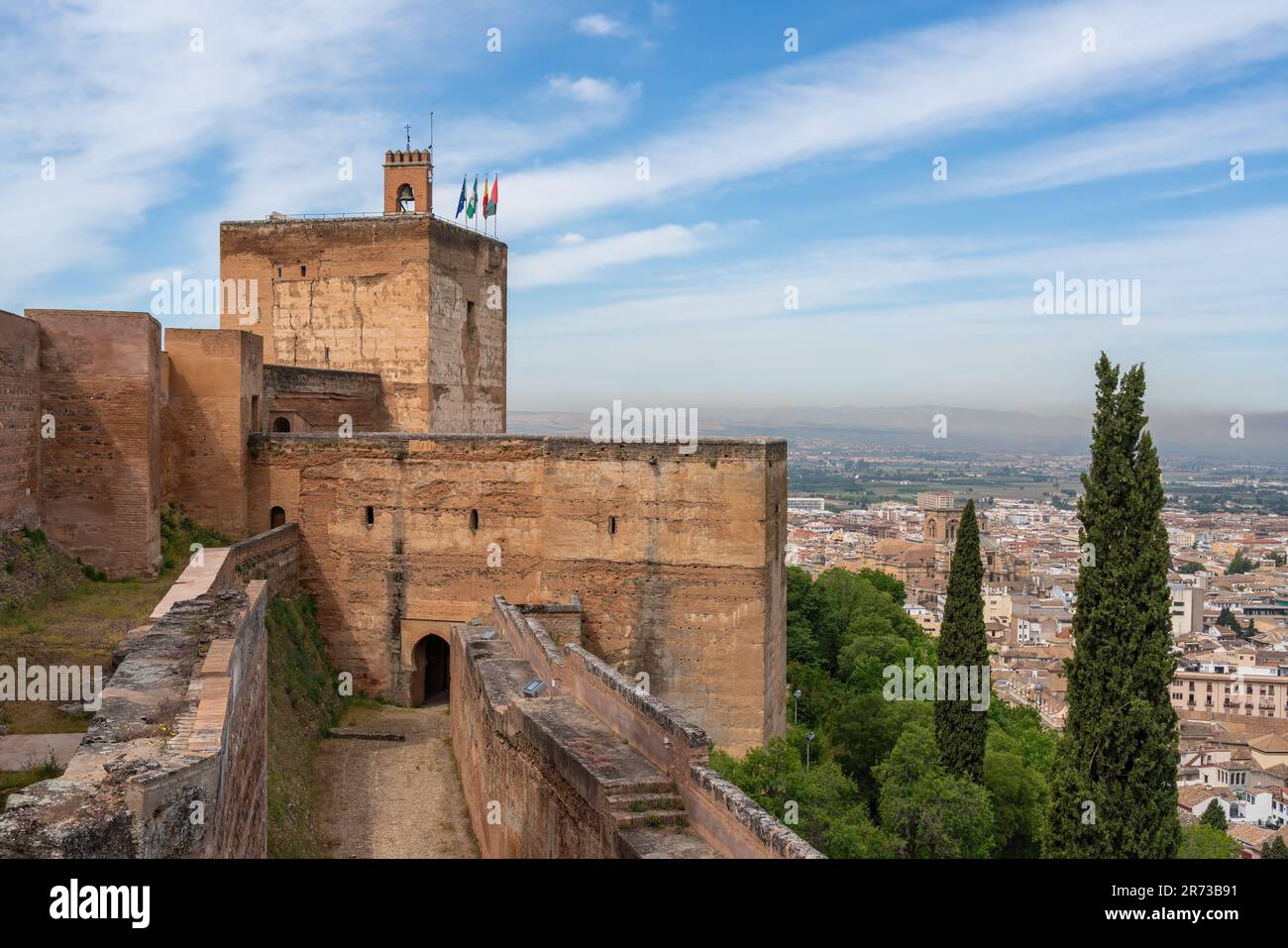 Beobachten Sie den Turm (Torre de la Vela) und den Turm der Waffen (Torre de las Armas) in der Alcazaba Gegend der Festung Alhambra - Granada, Andalusien, Spanien Stockfoto