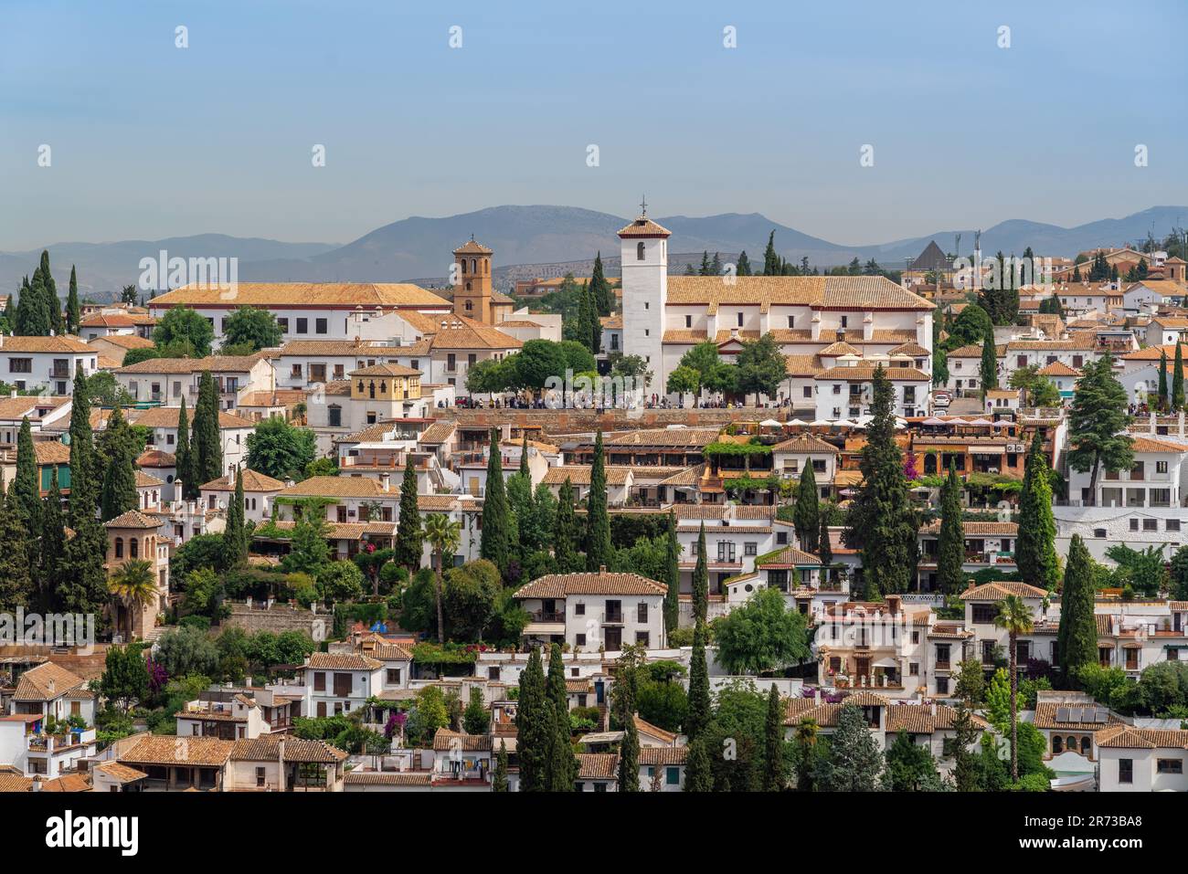Aussichtspunkt San Nicolas und Kirche San Nicolas aus der Vogelperspektive - Granada, Andalusien, Spanien Stockfoto