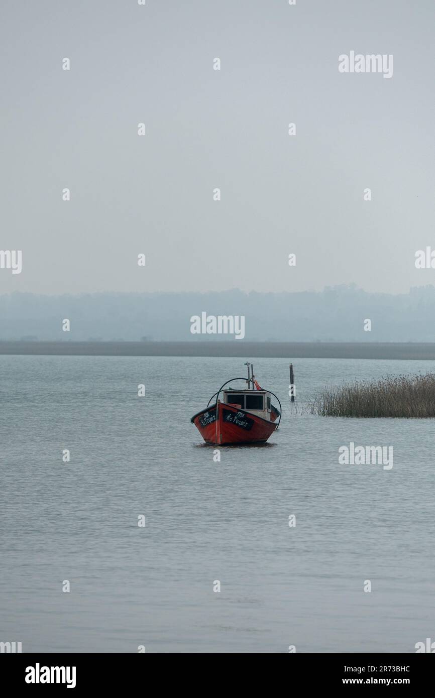 Montevideo, Uruguay : 2023 04 27 : Angelboote an einem bewölkten Tag in La Barra del Rio Santa Lucia in Montevideo, der Hauptstadt von Uruguay im Jahr 2023 Stockfoto