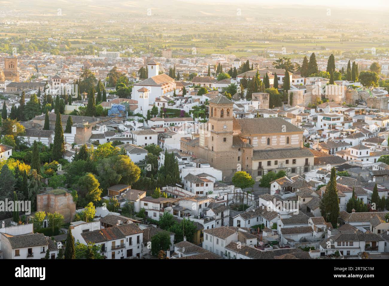 Die Kirche San Salvador und die Kirche San Nicolas aus der Vogelperspektive - Granada, Andalusien, Spanien Stockfoto