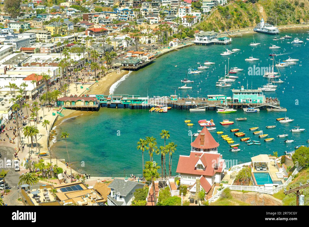 AVALON, KALIFORNIEN - 17. November 2019: Avalon ist eine Resort-Gemeinschaft mit der Uferpromenade dominiert von touristisch orientierten Unternehmen auf Santa Catalina ist Stockfoto