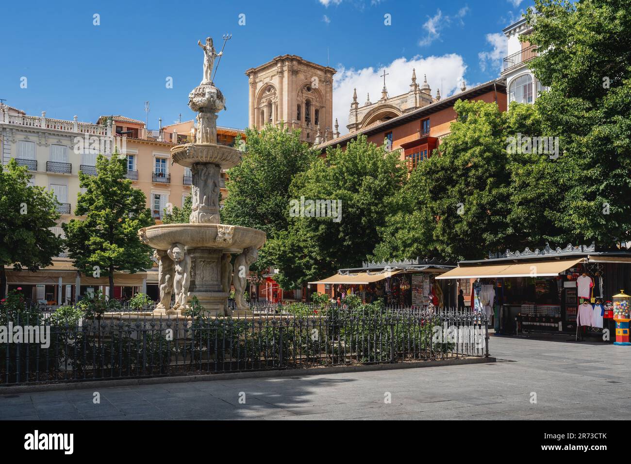 Gigantones Fountain am Plaza de Bib-Rambla mit Kathedralenturm - Granada, Andalusien, Spanien Stockfoto