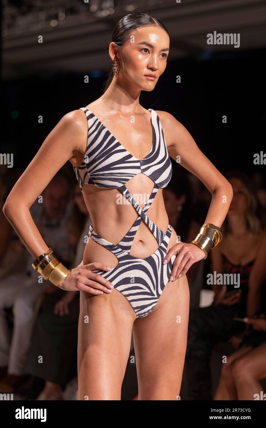 Ein Model läuft am 9. Juni 2023 während der Instituto Marangoni Upcycle Swimwear Fashion Show im Paraiso Ten in Miami Beach, FL, auf der Laufbahn Stockfoto