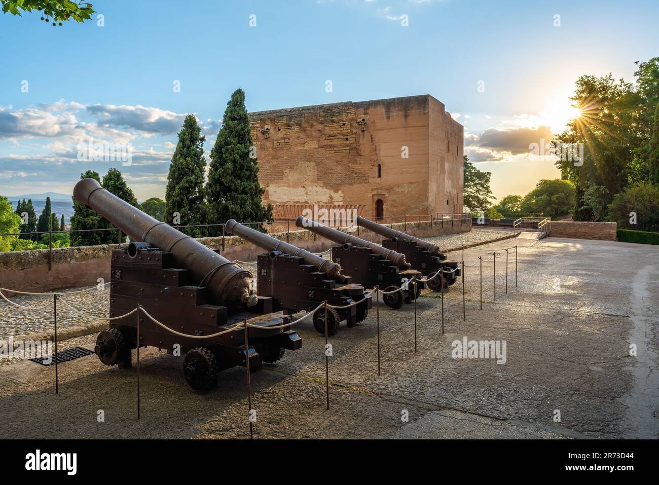 Alte französische Kanonen und Tor der Justiz (Puerta de la Justicia) in der Alhambra - Granada, Andalusien, Spanien Stockfoto