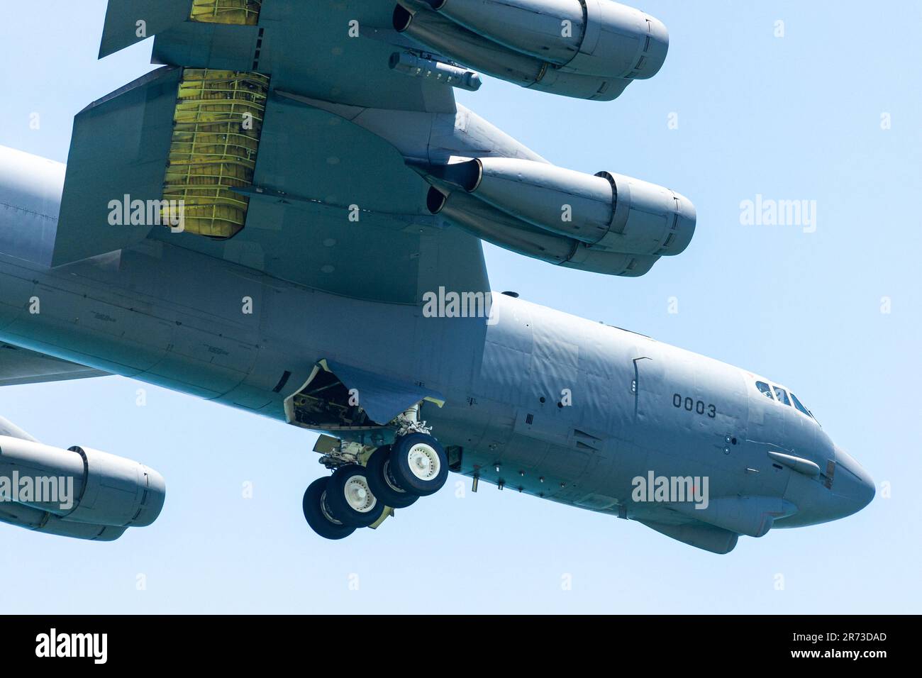 Der riesige Bomber, der über uns fliegt. Stockfoto
