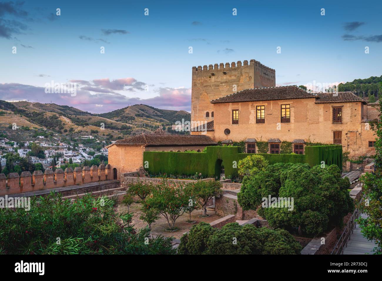 Außenansicht der Nasriden-Paläste der Alhambra bei Sonnenuntergang - Granada, Andalusien, Spanien Stockfoto