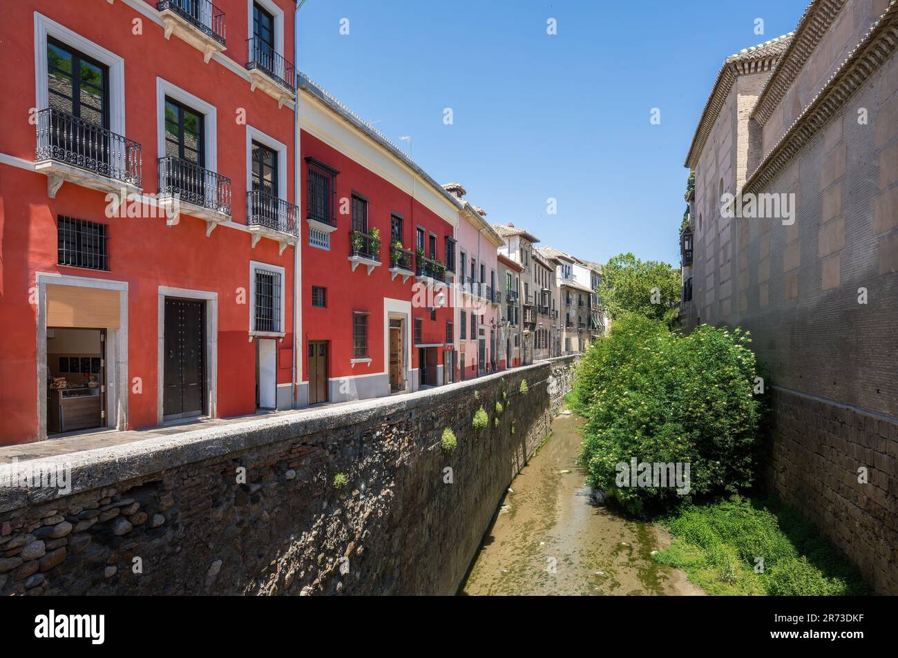 Berühmte Carrera del Darro Straße - Granada, Andalusien, Spanien Stockfoto