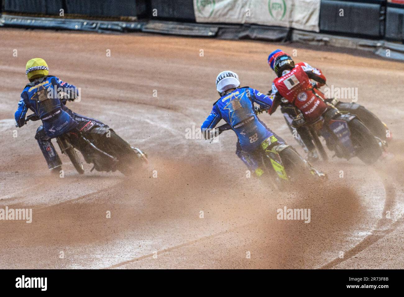 Manchester, Großbritannien. 12. Juni 2023. Artem Laguta (Weiß) verfolgt Thomas Jorgensen (Gelb), Dan Bewley (Rot) und Tom Brennan (Blau) während des Spiels der Sports Insurure Premiership zwischen Belle Vue Aces und King's Lynn Stars im National Speedway Stadium, Manchester, am Montag, den 12. Juni 2023. (Foto: Ian Charles | MI News) Guthaben: MI News & Sport /Alamy Live News Stockfoto