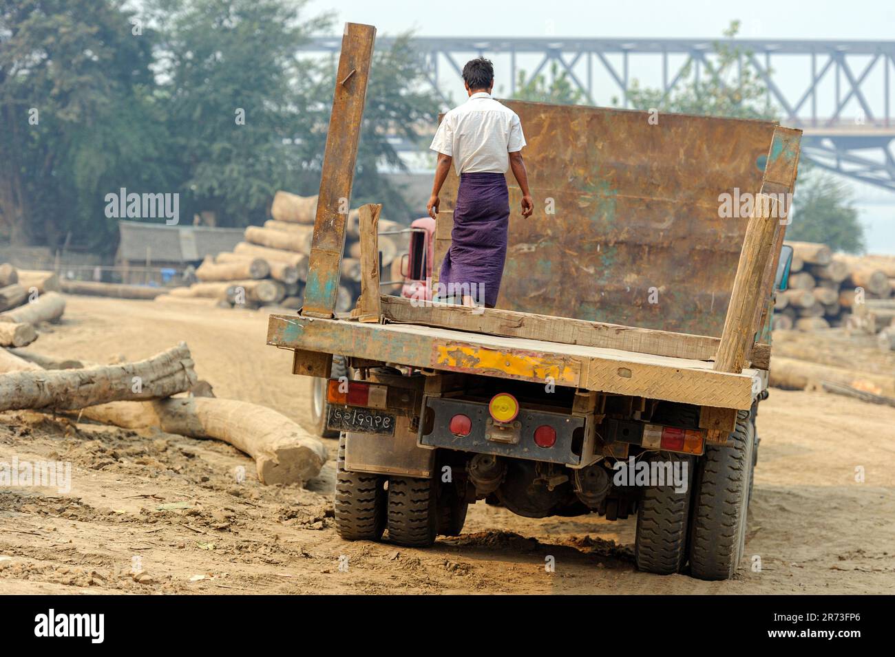 Verladung von Teakholz auf Lastwagen in Mandalay, Myanmar Burma Stockfoto