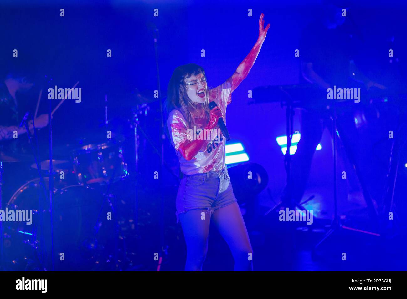 Dundee, Schottland. 12. Juni 2023 Schottische Elektro-Pop-Band CHVRCHES spielt die letzte Show ihrer Screen Gewalttour im Fat Sams. Lauren Mayberry gibt ihr alles bis zum Ende Kredit: Tim J. Gray/Alamy Live News Stockfoto