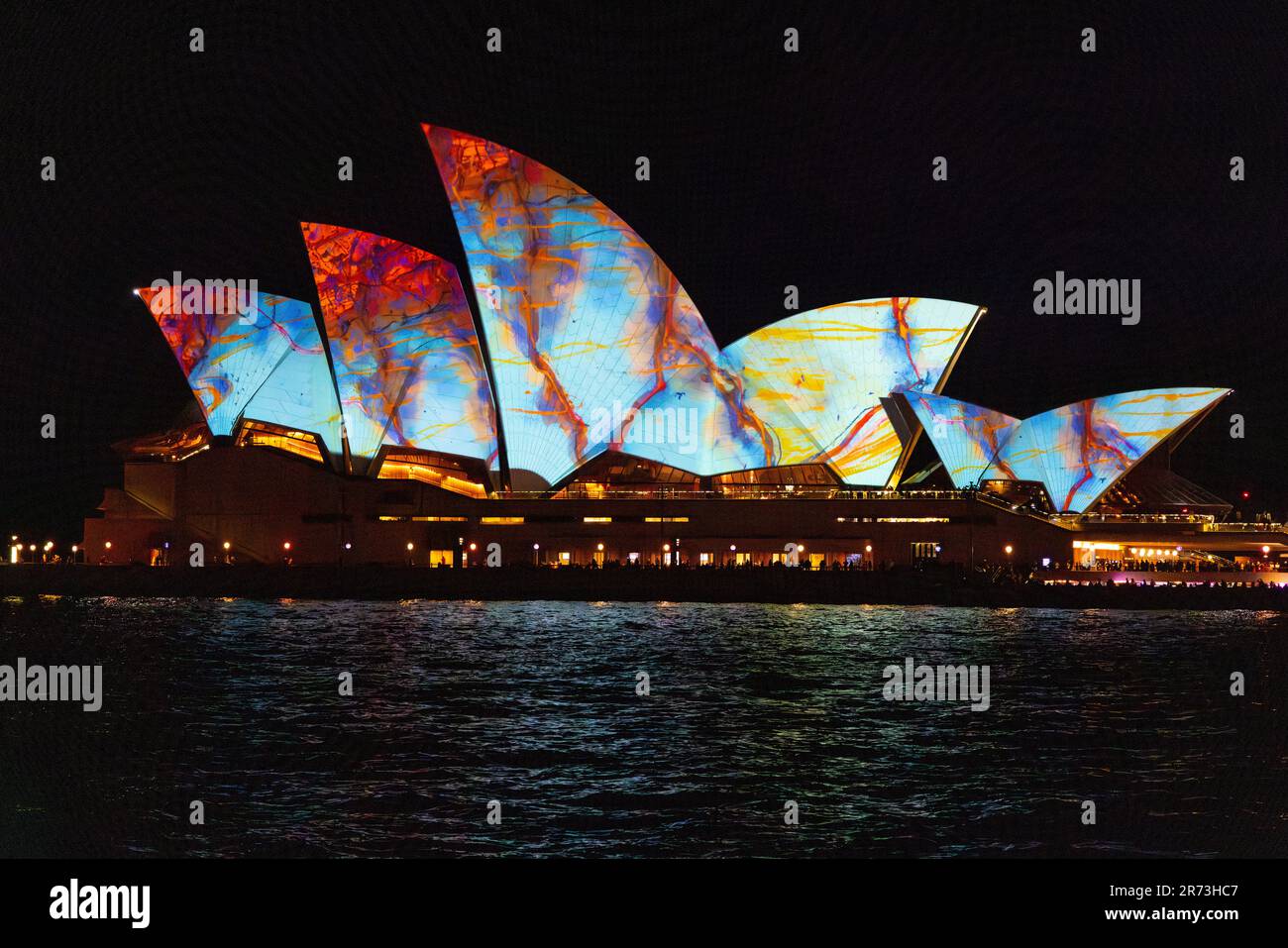 VIVID Sydney 2023. Lichtshow und Beleuchtung der Segel des Opernhauses im Hafen von Sydney. Stockfoto