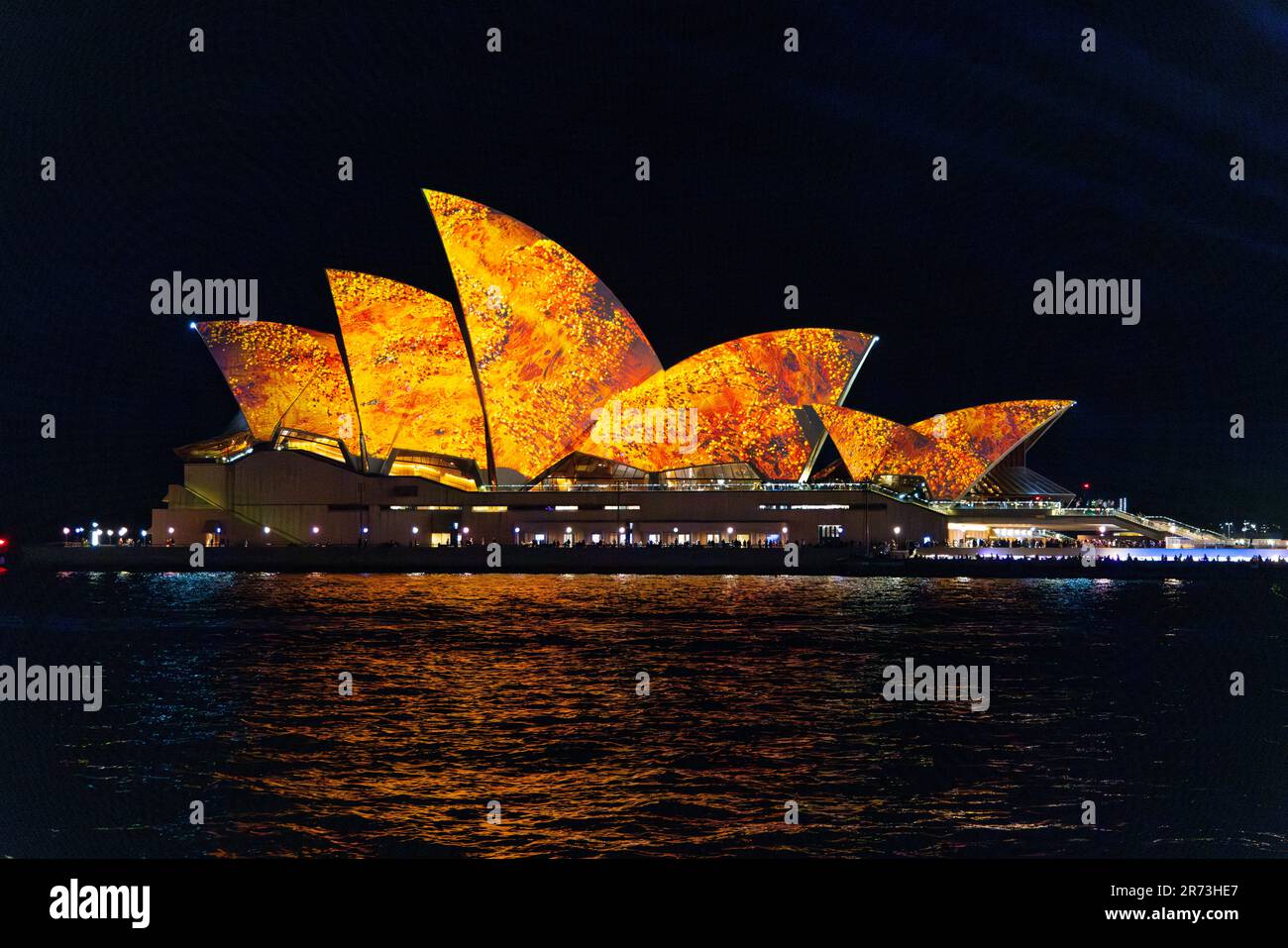 VIVID Sydney 2023. Lichtshow und Beleuchtung der Segel des Opernhauses im Hafen von Sydney. Stockfoto