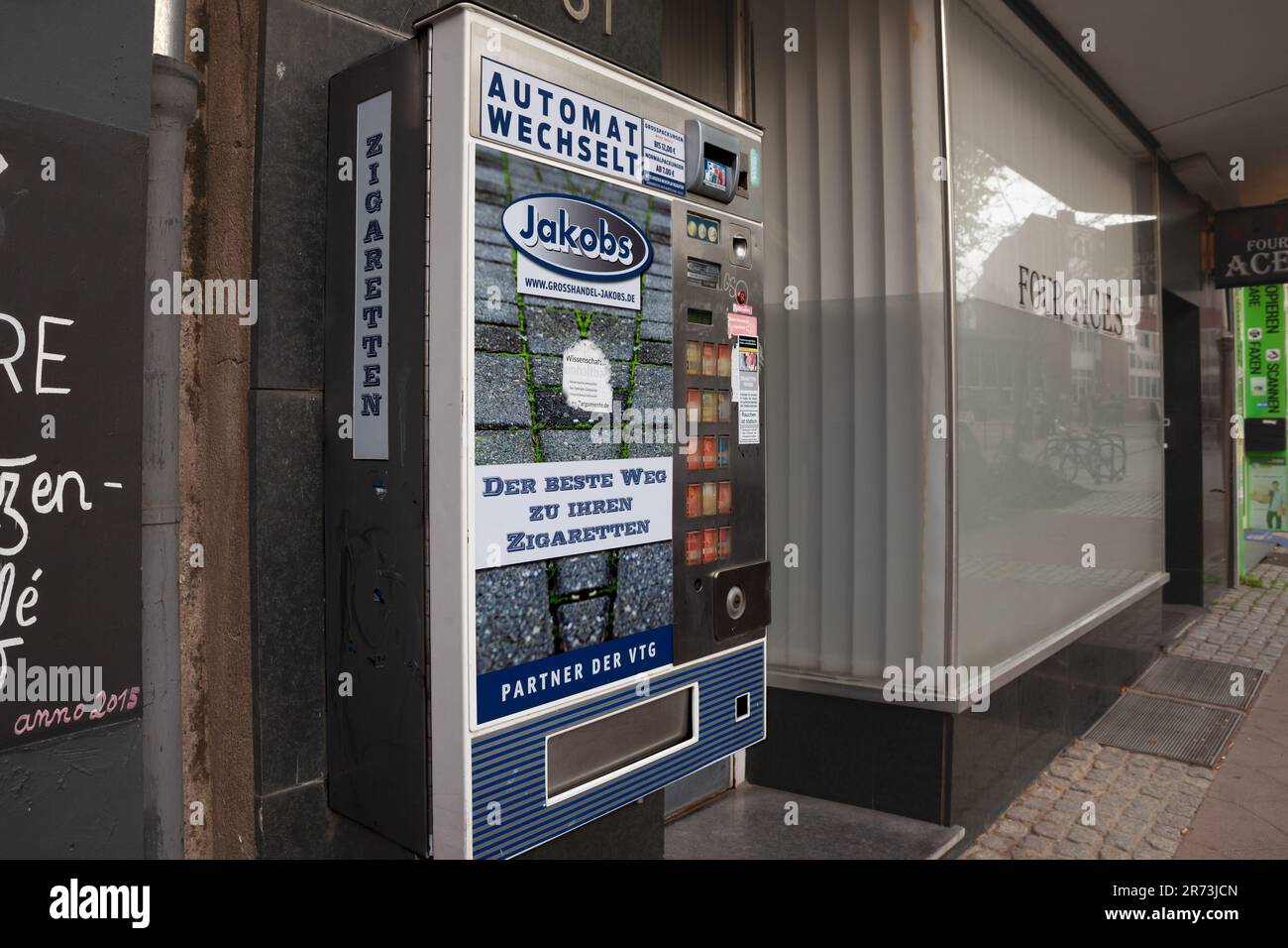 Bild eines deutschen Zigarettenautomaten, einer Zigarettenmaschine in Aachen. Ein Zigarettenautomat ist ein Automat, der Zigarettenpakete ausgibt Stockfoto