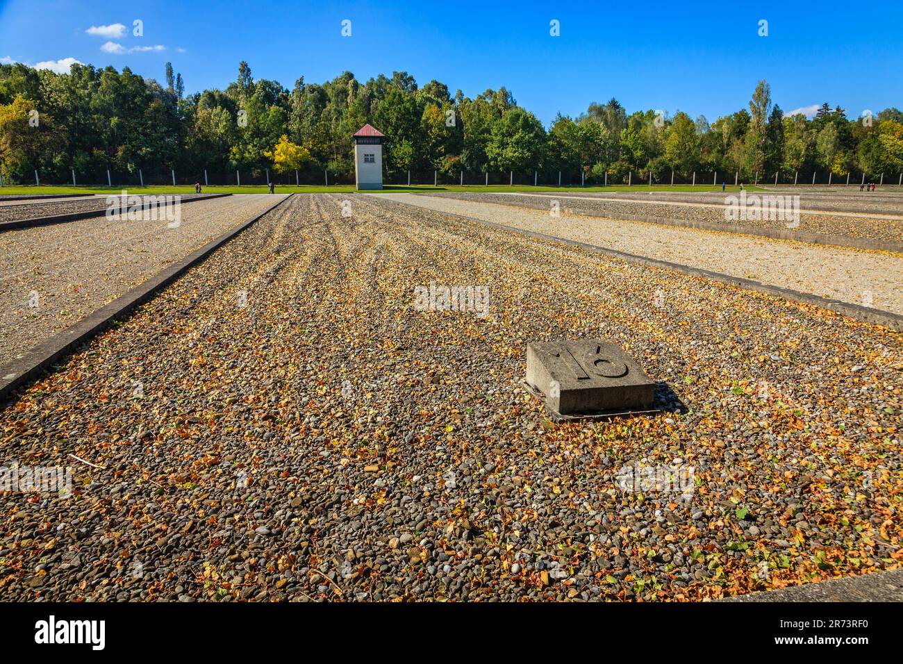Dachau, Deutschland, 30. September 2015: Fußabdruck einer Baracke am Konzentrationslager Dachau. Stockfoto