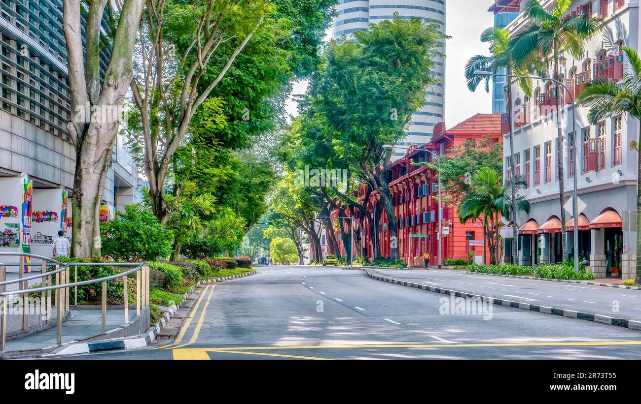 Singapur - 6. Dezember 2015. Maxwell Road in der Nähe der Peck Seah Street in Chinatown, an einem Sonntagmorgen. Das rote Gebäude war das Red Dot Design Museum, das sich bewegte. Stockfoto