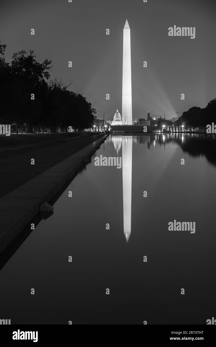 Das Washington Monument und das US Capitol Building spiegeln sich nach Einbruch der Dunkelheit im reflektierenden Pool entlang der National Mall in Washington DC wider Stockfoto