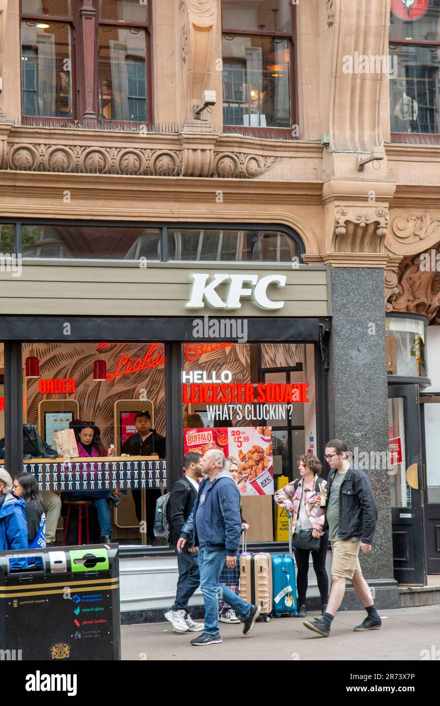 London, Großbritannien - 8. Mai 2023 : KFC Fast Food Restaurant in London City. Kentucky Fried Chicken Food-Imbiss vor dem Laden. Stockfoto