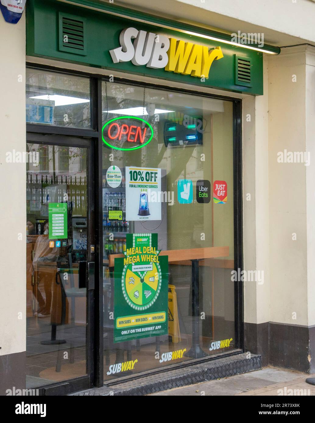 London, Großbritannien - 8. Mai 2023 : Außenansicht des Subway Restaurants in der Londoner Innenstadt. U-Bahn Fast Food. Stockfoto