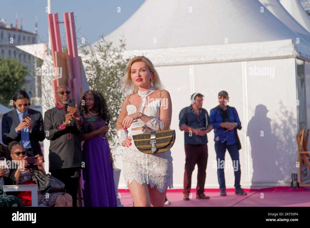 Ein Modellparade mit den Handtaschen des Designers Christelle Traore auf dem Cocktail-Empfang, der von der Botschaft Nigerias in Frankreich zum Afrika-Tag ausgerichtet wird Stockfoto