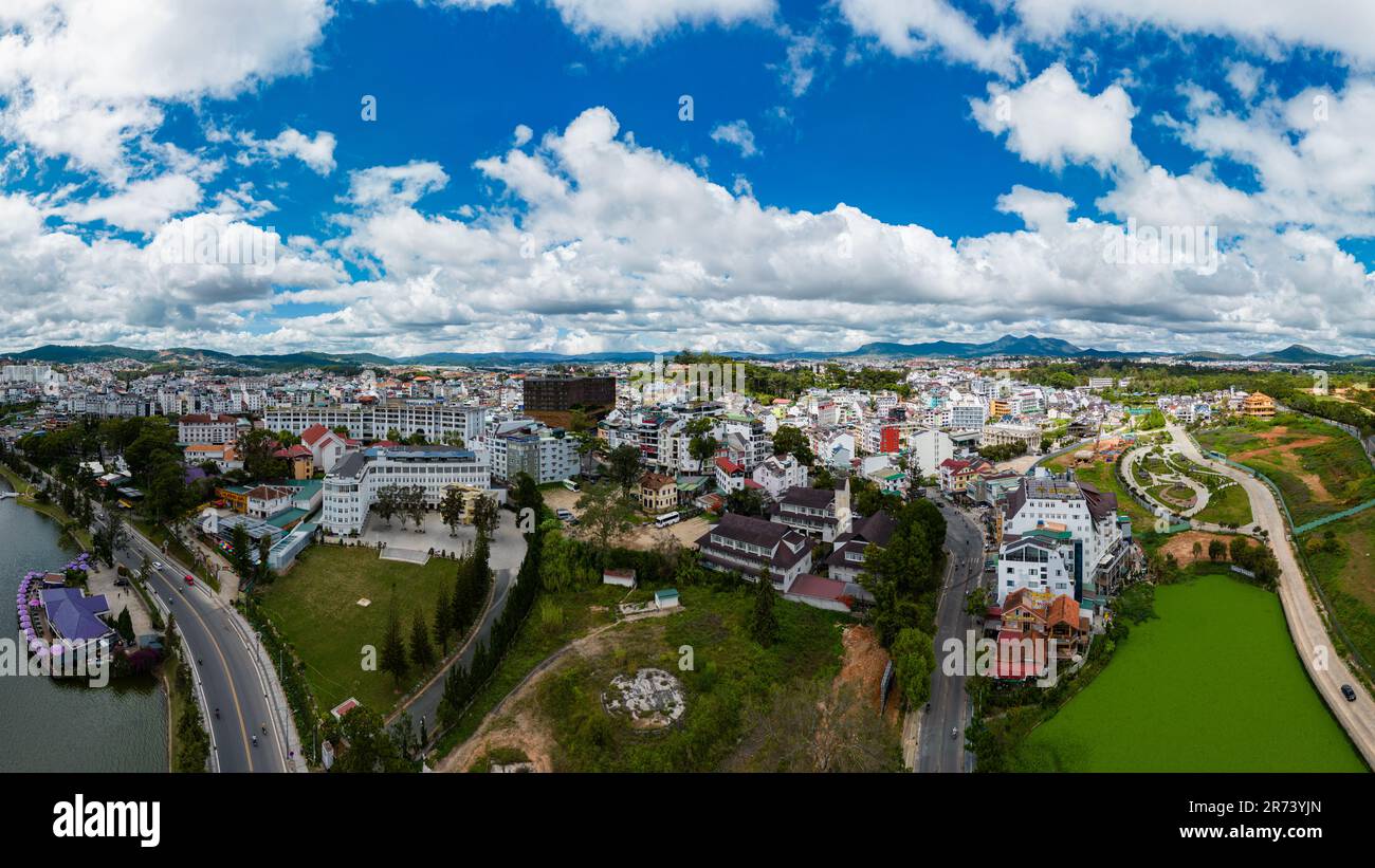 17. November 2022: Panoramablick auf die Stadt Da Lat, Provinz Lam Dong, Vietnam Stockfoto