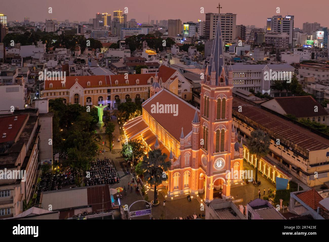 11. März 2023: Blick auf die Kirche Tan Dinh, Distrikt 3, Stadt Ho Chi Minh bei Sonnenuntergang Stockfoto