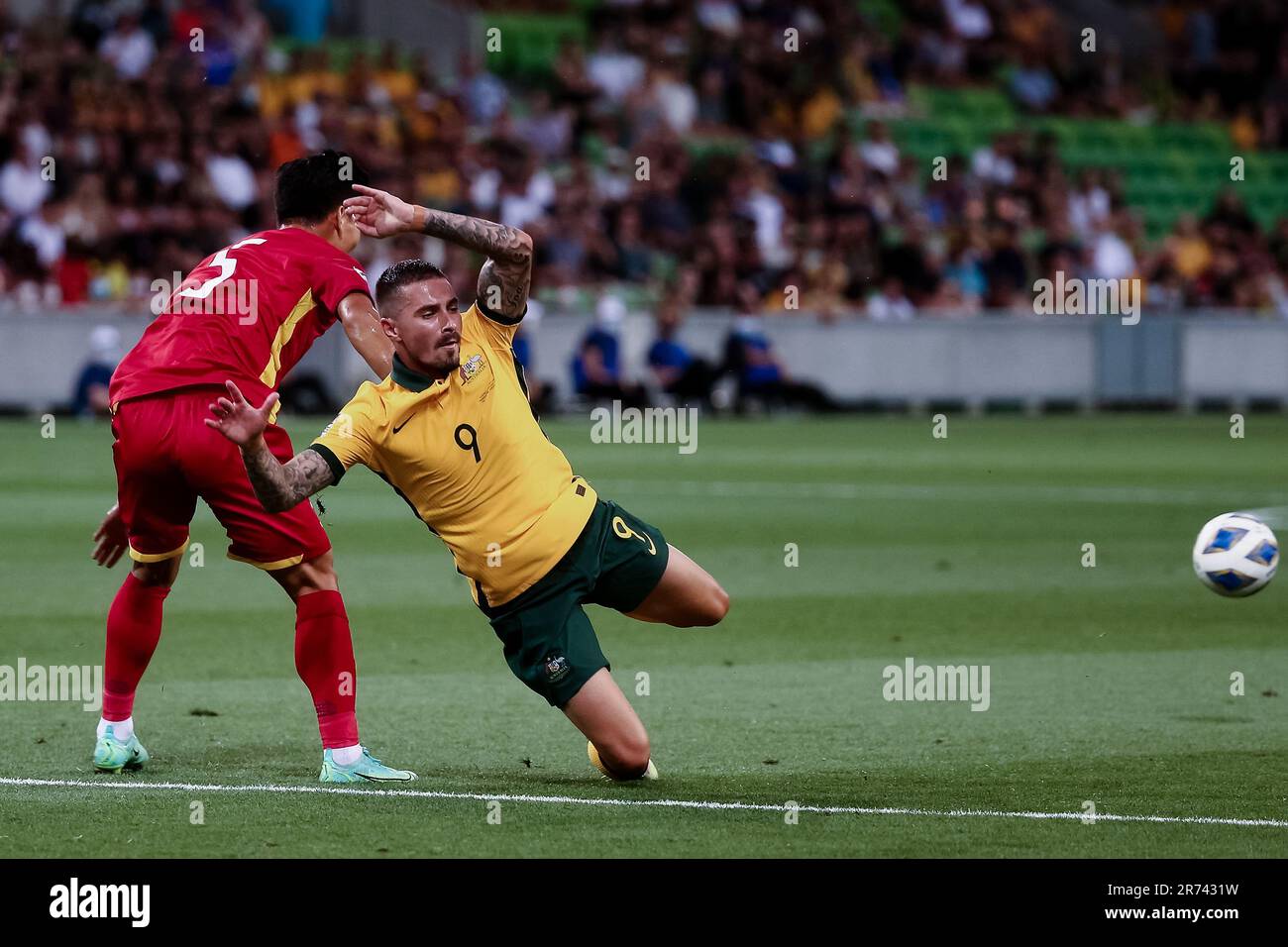 Melbourne, Australien, 27. Januar 2022. Xuan Manh Pham aus Vietnam bekämpft Jamie Maclaren vom australischen Socceroos, als er den Ball während des Fußballspiels zur WM-Qualifikation zwischen Australien Socceroos und Vietnam am 27. Januar 2022 im AAMI Park in Melbourne, Australien, kontrolliert. Kredit: Dave Hewison/Speed Media/Alamy Live Nachrichten Stockfoto