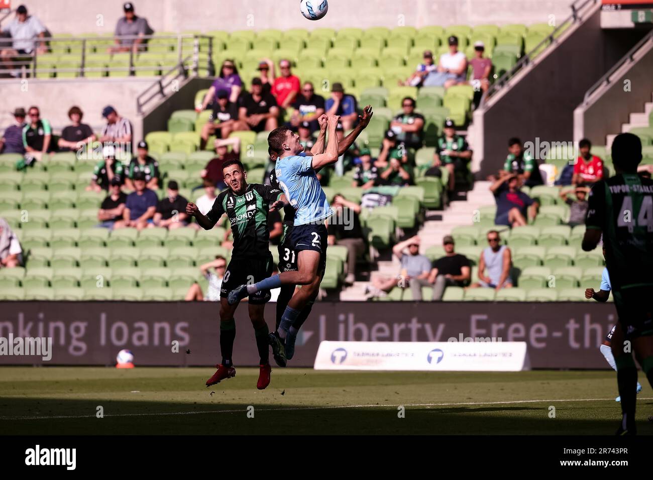 MELBOURNE, AUSTRALIEN - 23. FEBRUAR: Max Burgess vom FC Sydney leitet den Ball während des A-League-Fußballspiels zwischen Western United und dem FC Sydney am 23. Februar 2022 im AAMI Park in Melbourne, Australien. Stockfoto