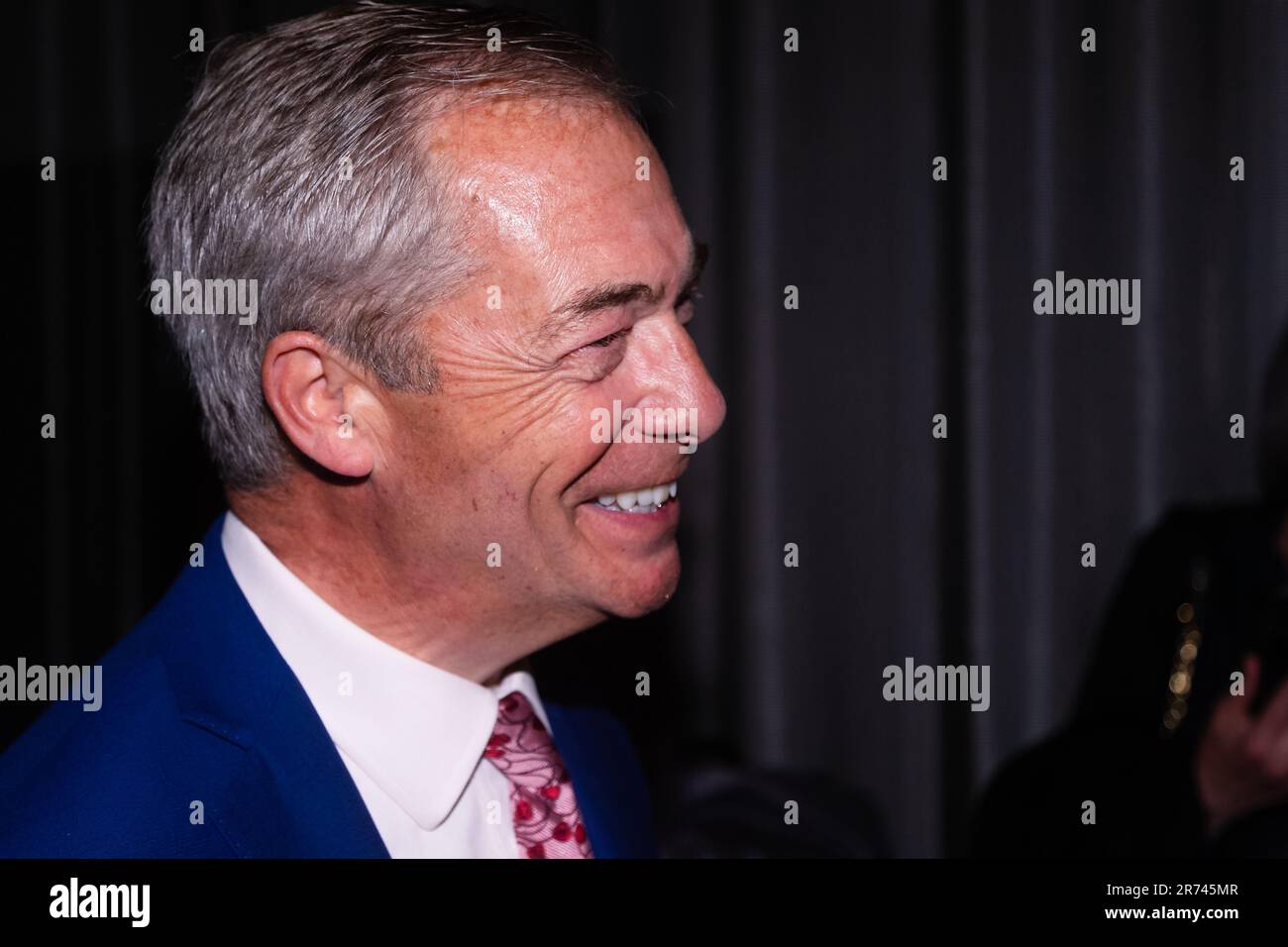 MELBOURNE, AUSTRALIEN - SEPTEMBER 26: Nigel Farage wird am 26. September 2022 mit einem Gast während eines Abends mit Nigel Farage im Melbourne Convention and Exhibition Centre in Melbourne, Australien, gelacht. Stockfoto