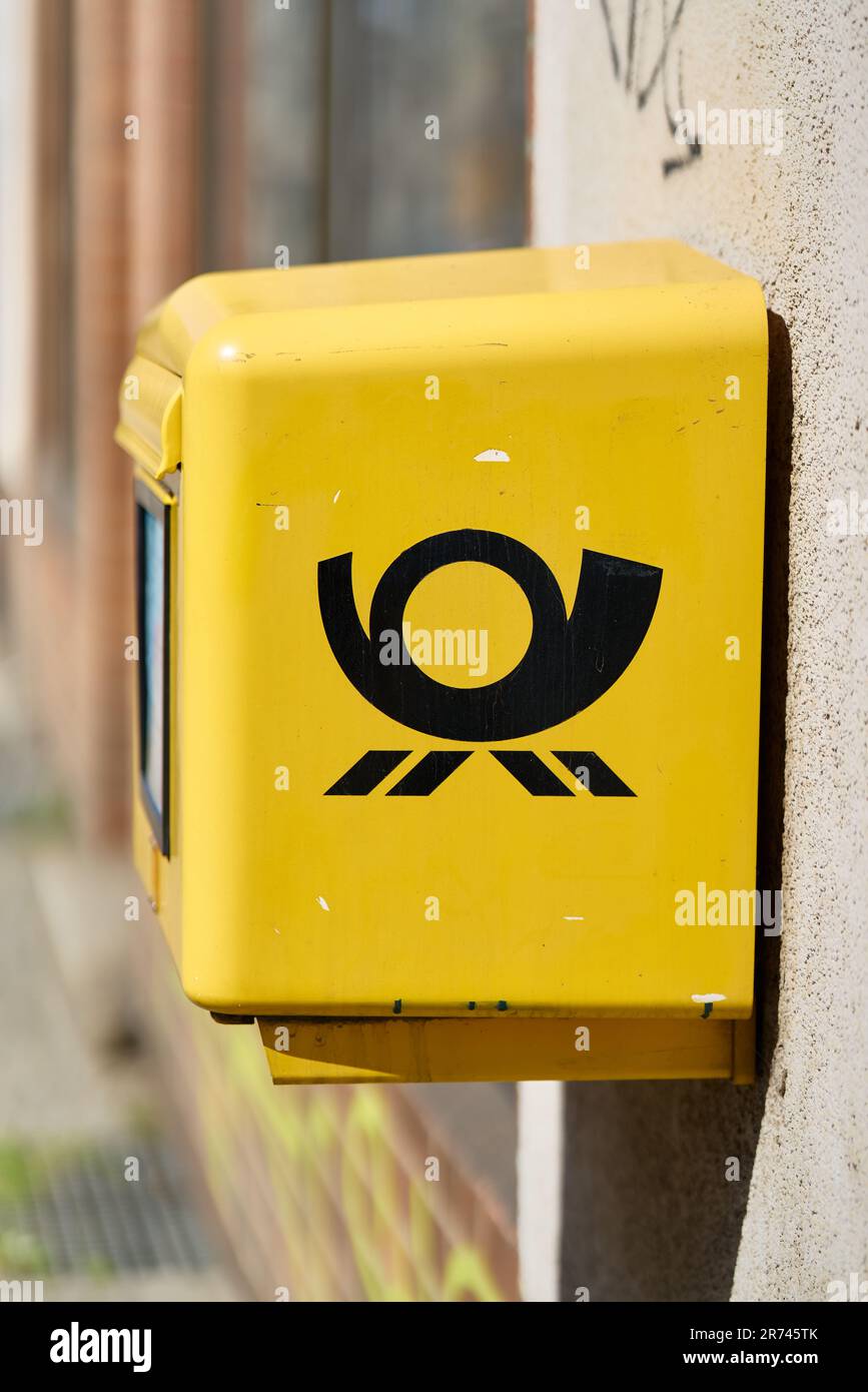 Gelber Briefkasten der Deutschen Post AG an einer Hauswand in Deutschland Stockfoto