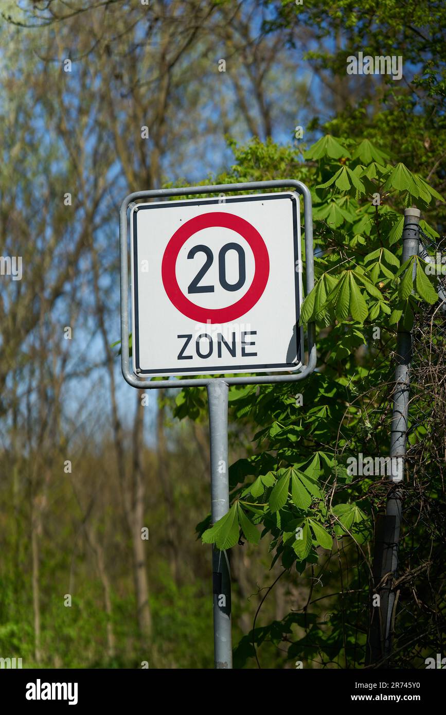 Geschwindigkeitsbegrenzung auf 20 km/h auf einer Waldstraße in Deutschland Stockfoto