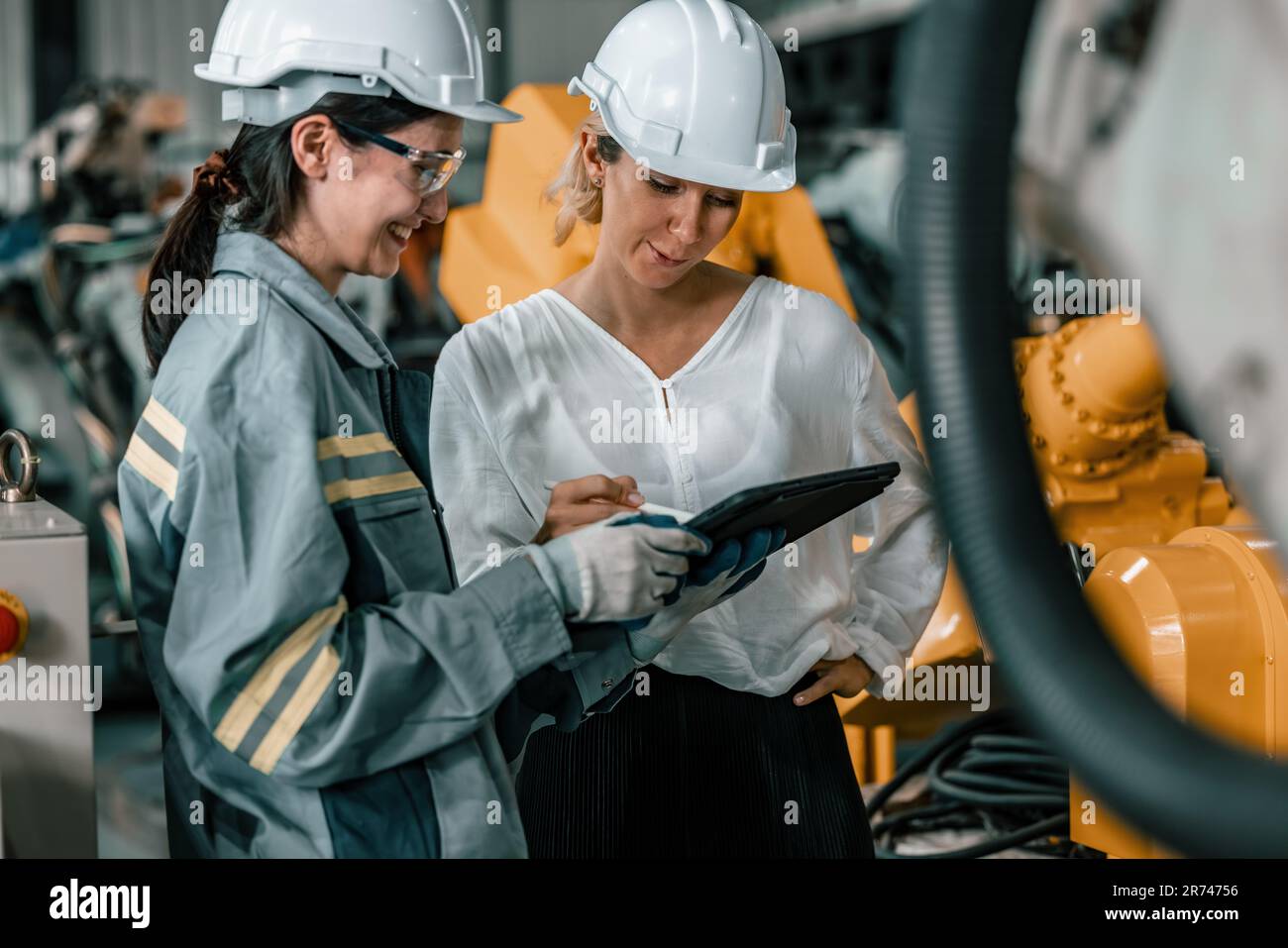 Robotic Supervisor bietet Kunden Dienstleistungen für Robotermaschinen an, um die Effizienz ihrer Betriebs- und Fertigungsprozesse zu verbessern. Sorgfalt, Vertrauen und Stockfoto