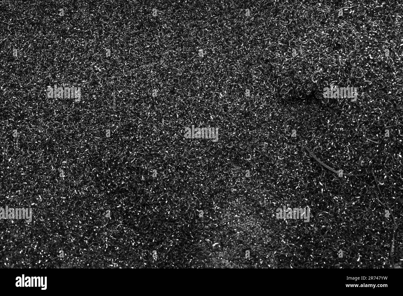 Viele Metallspäne nach der Arbeit an einer Fräsmaschine oder CNC-Maschine. Struktur von Metallspänen. Rasierhintergrund aus Aluminium. Stockfoto