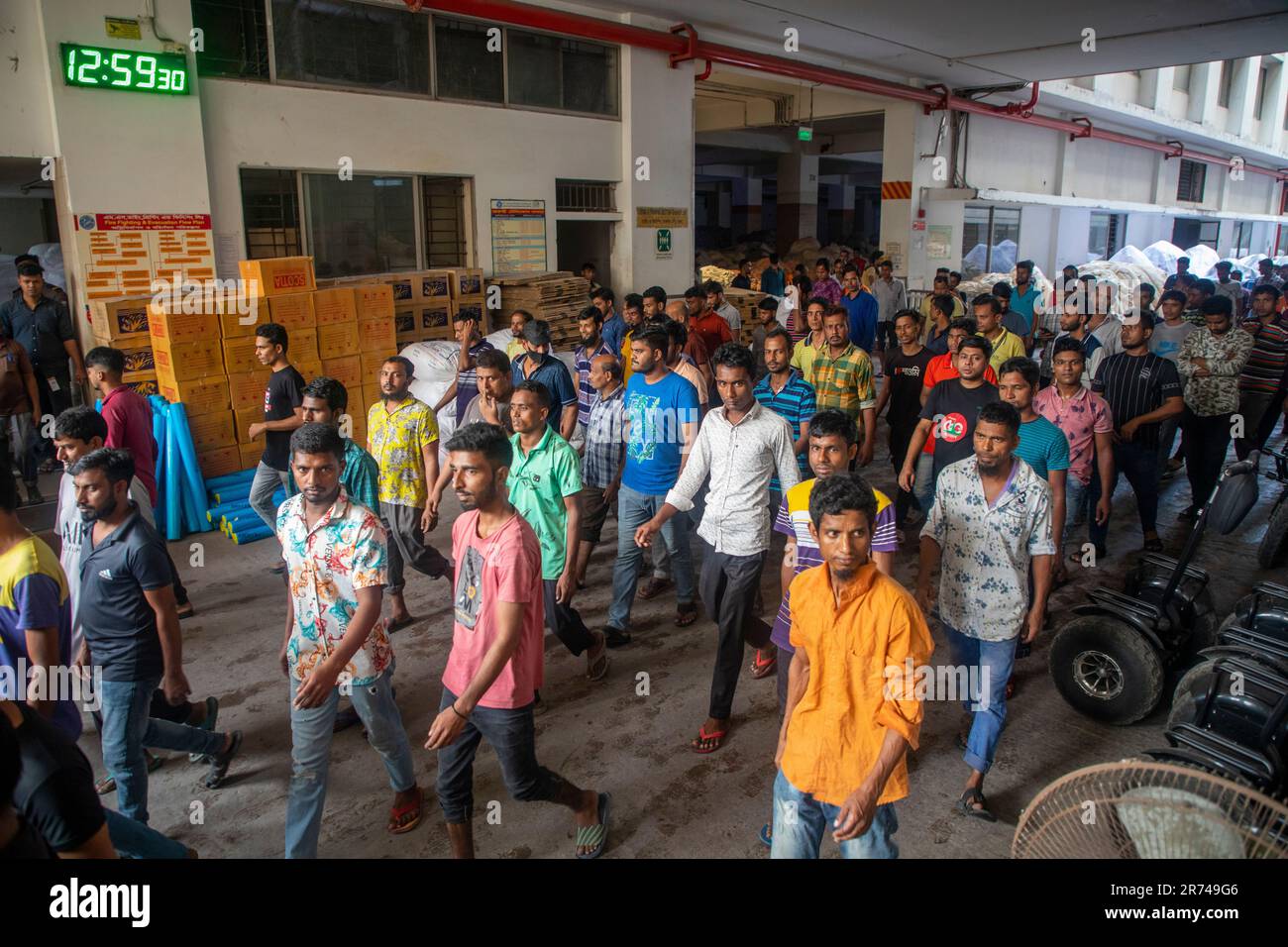 Arbeiter von vorgefertigten Kleidungsstücken kommen aus einer Fabrik in Fatullah in Narayanganj, Bangladesch. Stockfoto