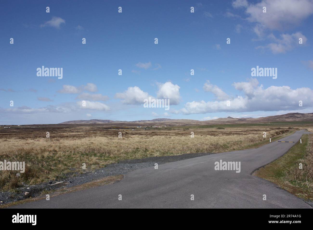Die Straße, die vom Machrie Hotel auf der Isle of Islay, Argyll und Bute, Schottland, abführt Stockfoto